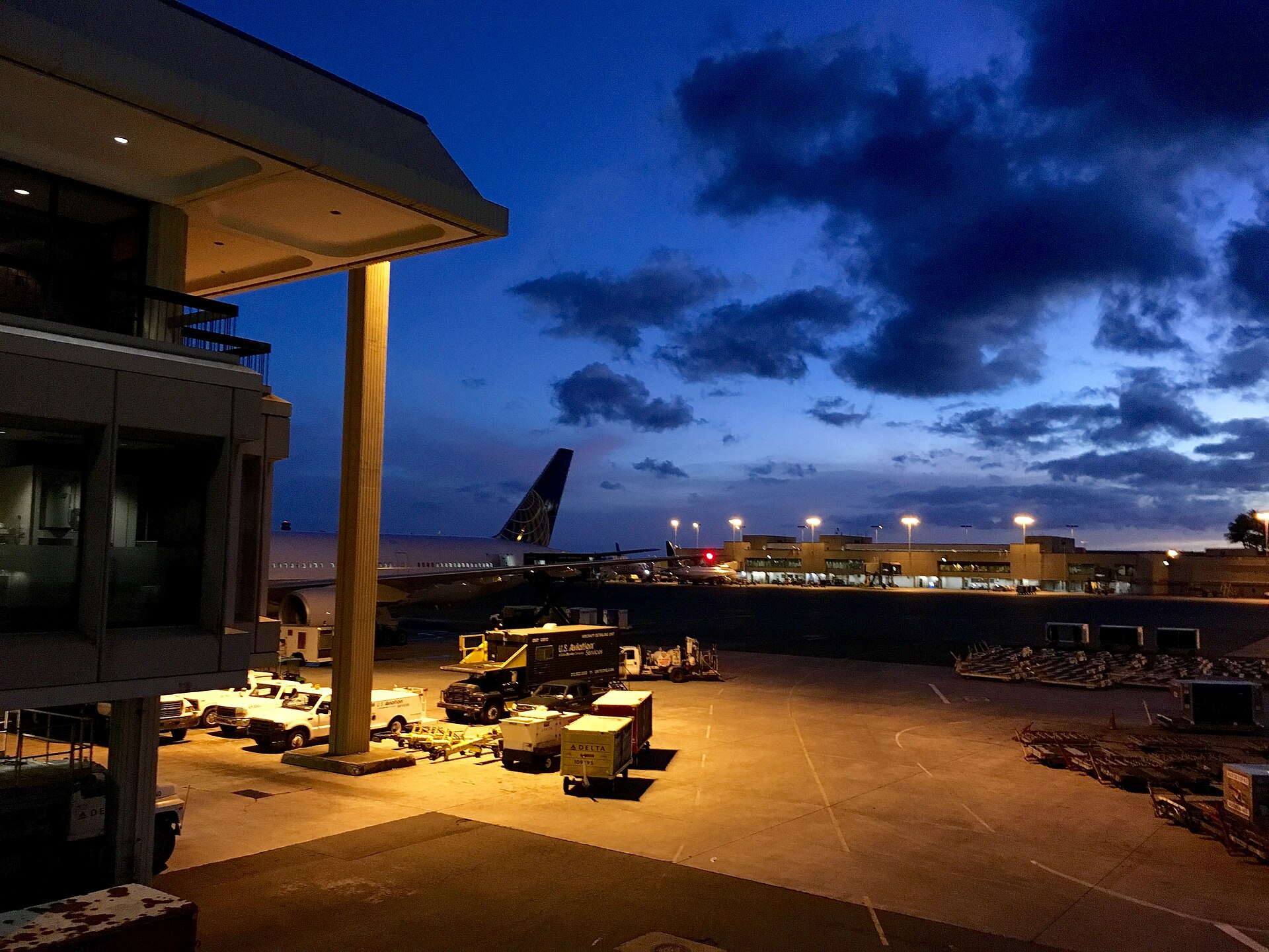 File:Daniel K. Inouye International Airport (27471738584).jpg