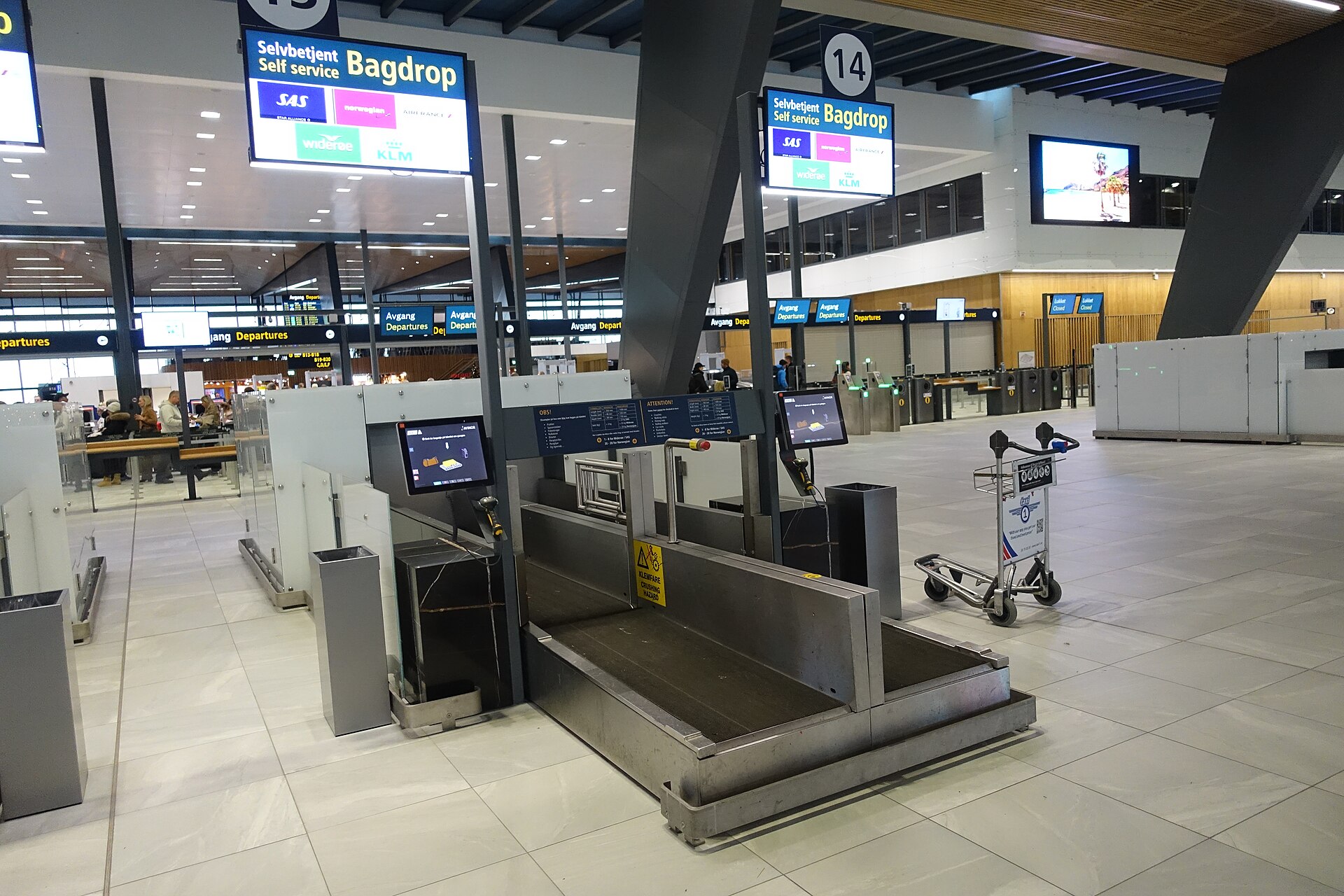 空港でスーツケースを預け入れるセルフサービスの手荷物預け機