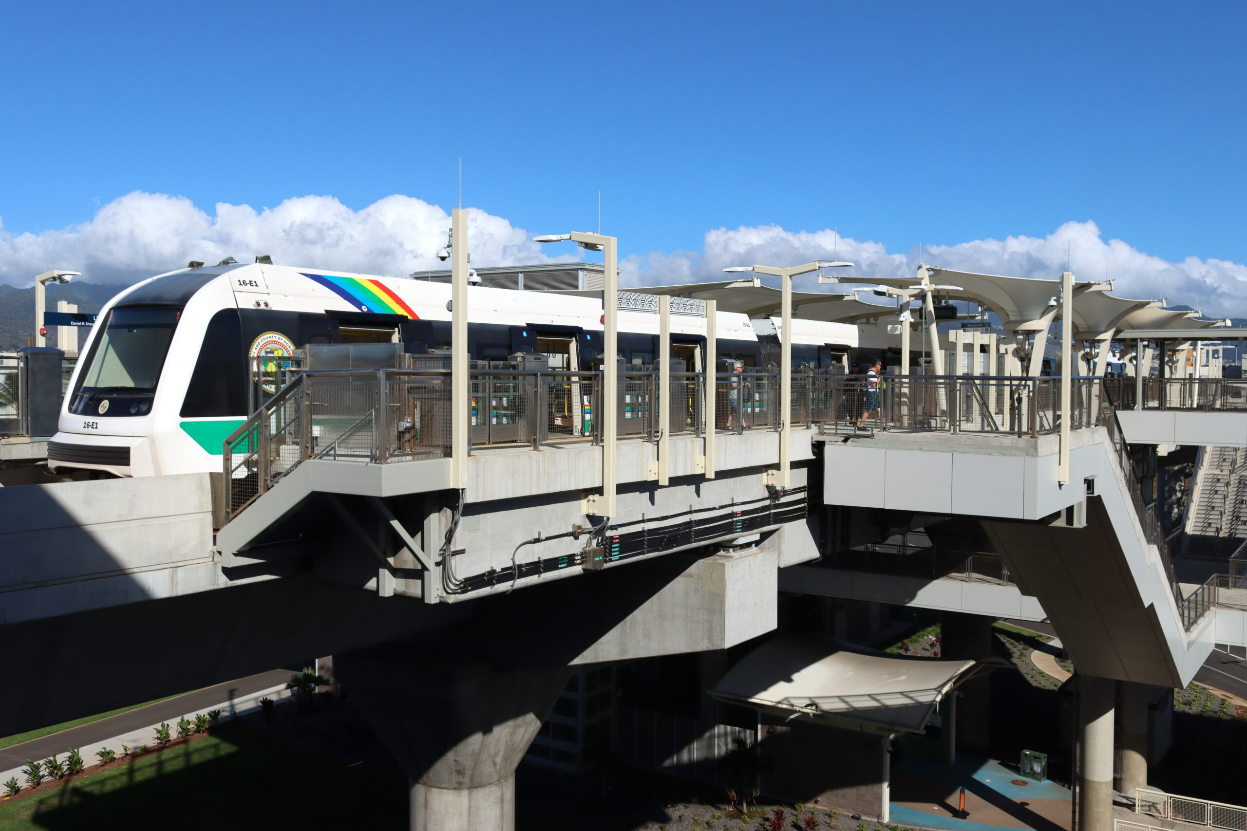 Lelepauaダニエル・K・イノウエ国際空港駅のホームに停車するSkyline列車