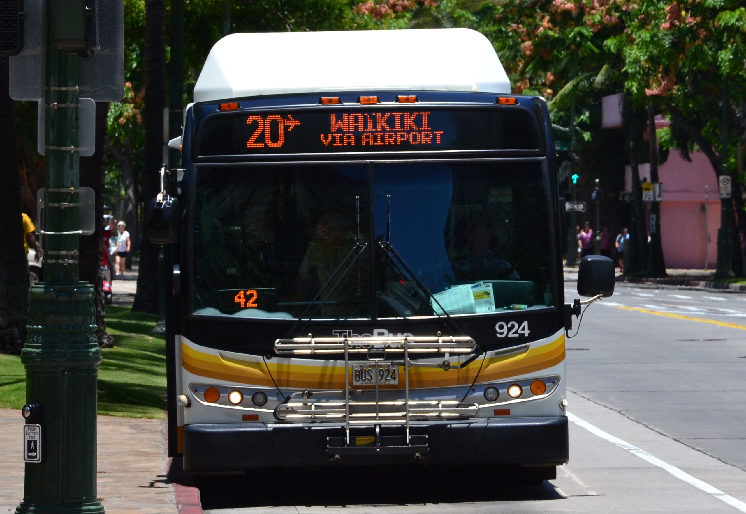 ワイキキを走るTheBusの車両